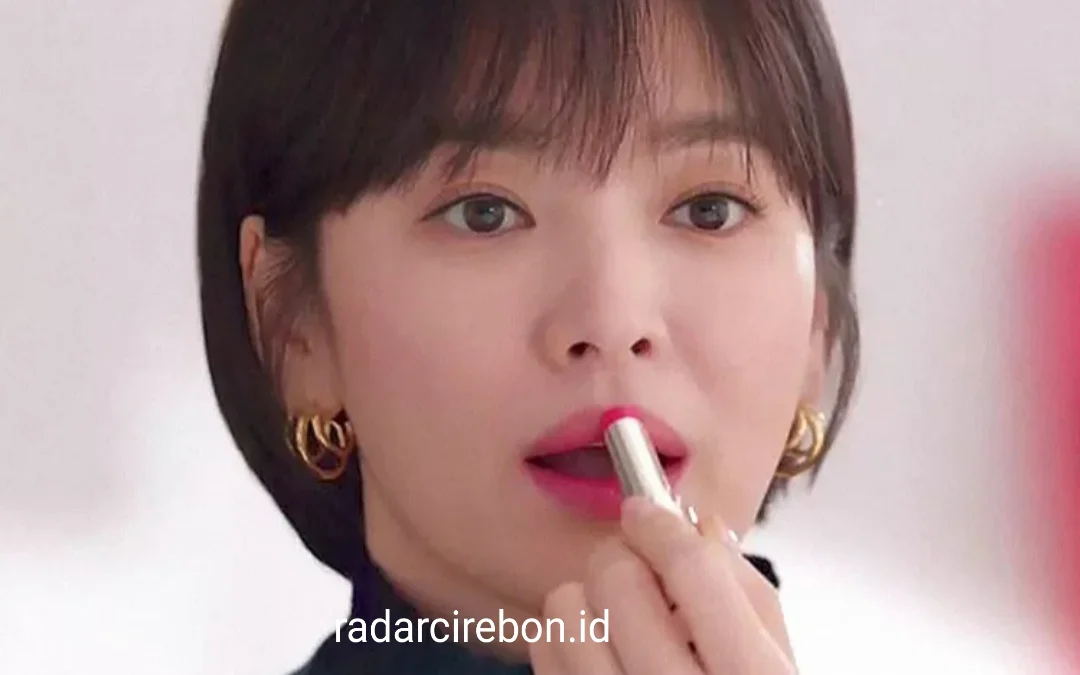 Ini Dia 6 Tips Memakai Lipstick agar Tahan Lama Anti Luntur dan Cara Memilih Lipstick yang Tepat agar Cantik Elegan Tidak Menor. Ada Disini!