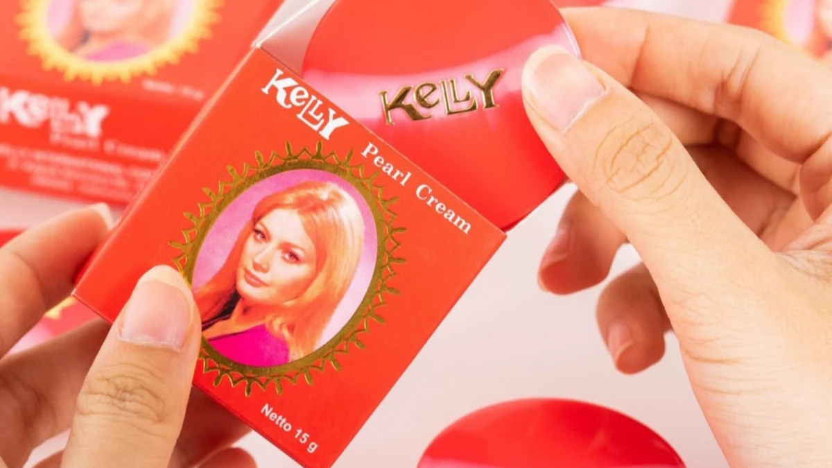 Hanya Gunakan Bedak Kelly Pearl Cream Rutin Pagi dan Malam Hari, Wajah Glowing Permanen Bebas Flek Hitam. 5 Tips Membeli Kelly Asli dan Aman. Ada Disini!