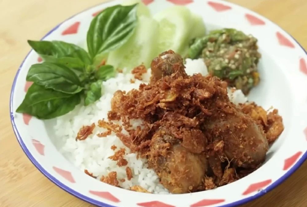 Mau makan siang yang nikmat? intip resep ayam goreng serundeng dari Chef Devina