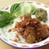 Mau makan siang yang nikmat? intip resep ayam goreng serundeng dari Chef Devina