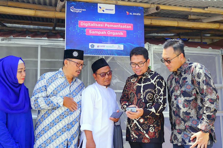 XL axiata bantu pesantren