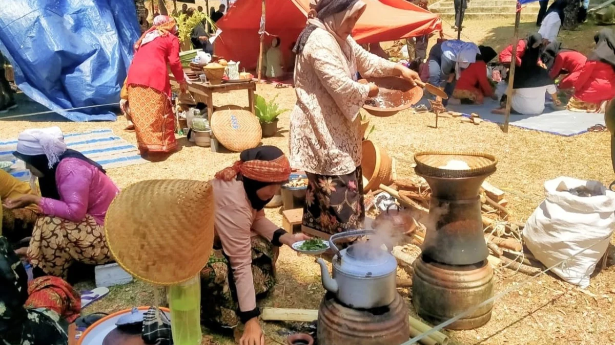 budaya ngakeul atau menanak nasi secara tradisional harus dilestarikan