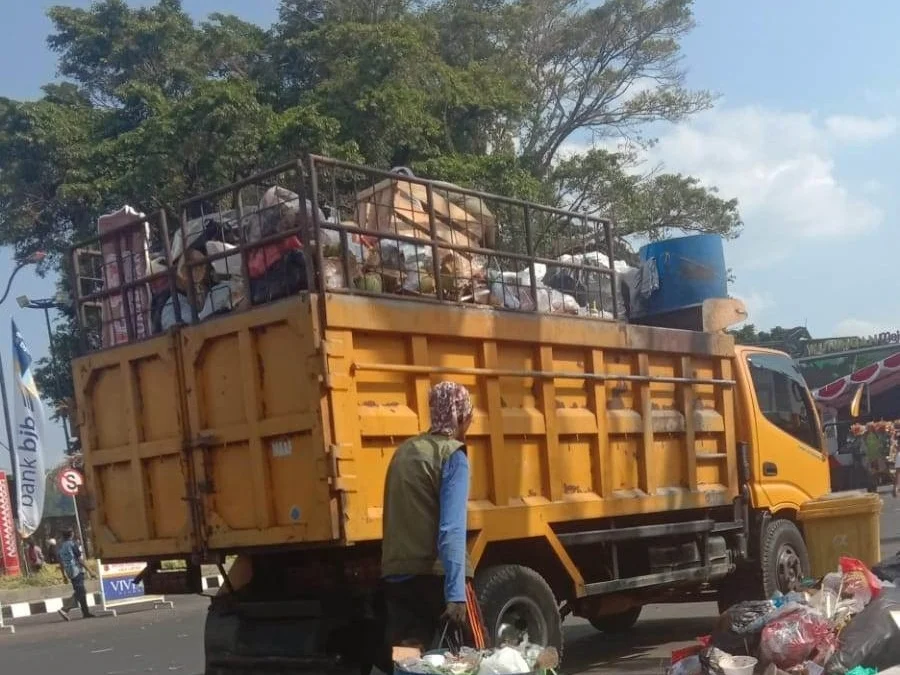 Sampah bekas Pawai Karnaval Harjad ke 525 Kuningan