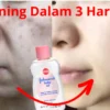 Cara pakai baby oil untuk wajah.