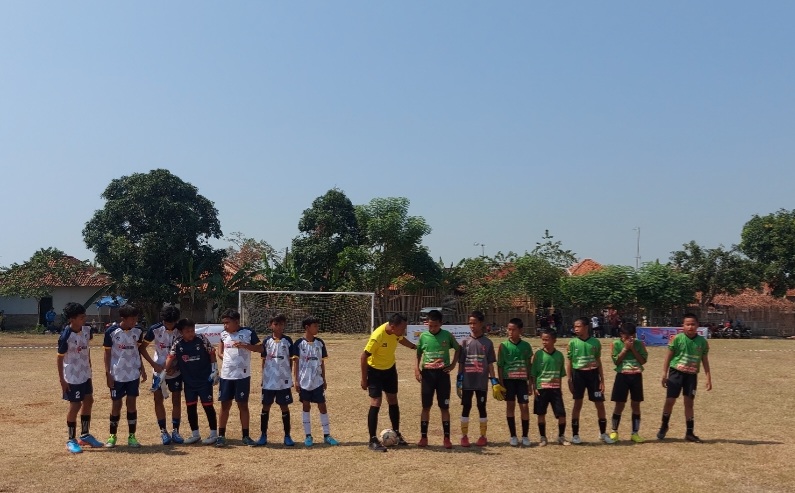 Sekolah Sepak Bola atau SSB Jembaraya menggelar Festival Sepak Bola KU12 selama tiga hari, 27-29 Oktober 2023. Kejuaraan ini digelar di lapangan PBSC Desa Dompyong Wetan, Kecamatan Gebang Kabupaten Cirebon.