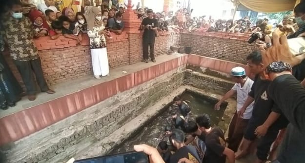 Prosesi Pengangkatan Buyut Kayu Perbatang Situs Balong Kramat dan Arak-Arakan Pangeran Mancur Jaya Cirebon, Untuk memperingati Maulid Nabi SAW