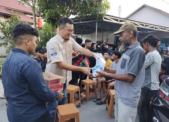 XL Axiata membantu warga korban asap di Kalimantan Selatan dengan membagikan masker