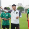 Potret Shin Tae Yong saat sesi latihan Timnas Indonesia Jelang Laga Lawan Irak pada Kualifikasi Piala Dunia 2026.