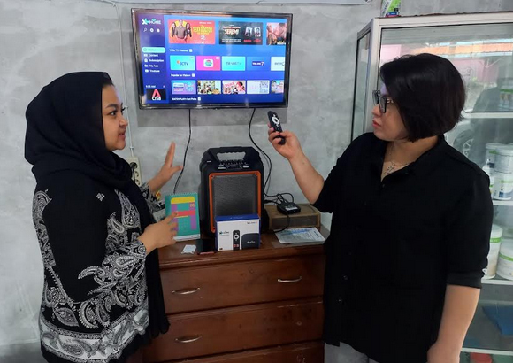 Group Head XL Axiata West Region, Desy Sari Dewi (paling kanan) menjelaskan layanan XL SATU kepada seorang pelanggan di Pekanbaru