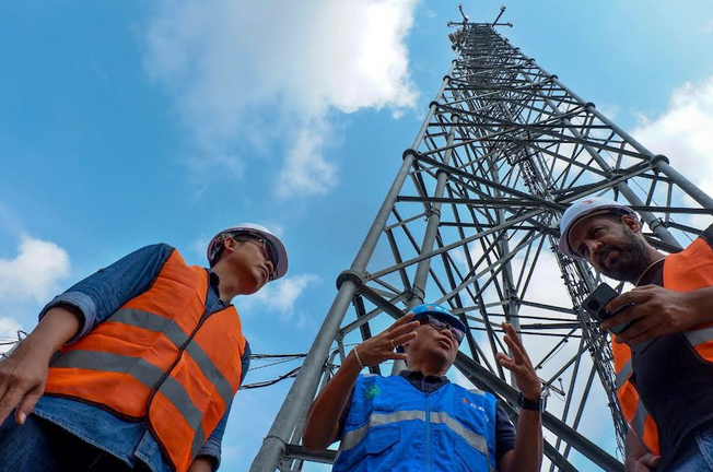 Petugas sedang melakukan pemeriksaan pada perangkat BTS yang berada di Pamekasan, Madura