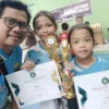 Ratu Nasya dan Sang Adik Yeoza Nasya memamerkan piala bersama ayah mereka Waslani