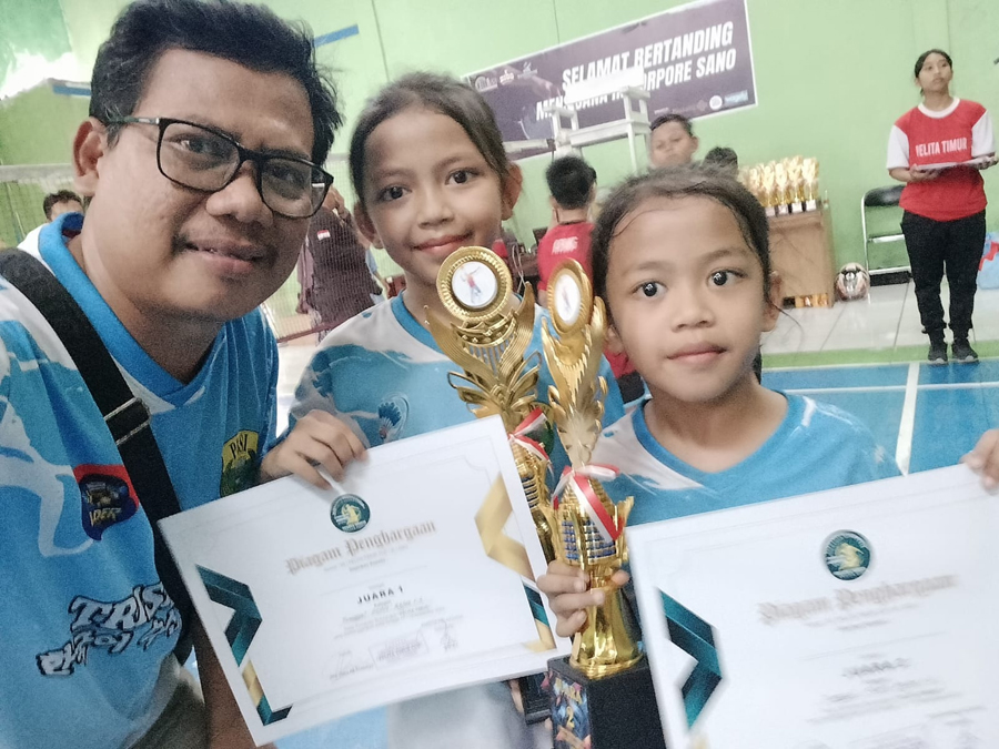 Ratu Nasya dan Sang Adik Yeoza Nasya memamerkan piala bersama ayah mereka Waslani