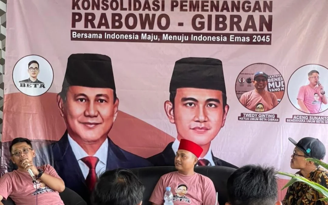 Relawan beta gibran for radar cirebon KONSOLIDASI: Bendahara Umum Relawan Beta Gibran H Aceng Sunanto (kiri) menjadi pembicara dalam acara konsolidasi pemenangan Prabowo-Gibran di Cafe Markas Bro, Dukupuntang, Kabupaten Cirebon, Kamis (16/11).