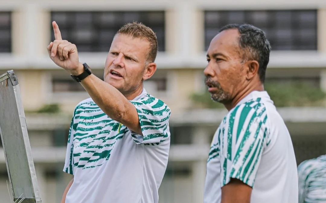 Pelatih Persebaya Surabaya Josep Gombau (kiri) Uston Nawawi (kanan) dalam sebuah latihan.