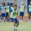 Potret Bek Persib Bandung Daisuke Sato saat mengikuti sesi latihan.