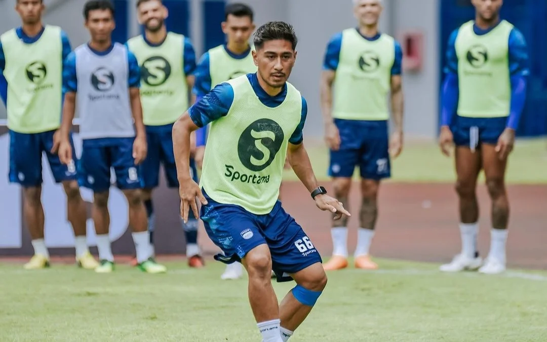 Potret Bek Persib Bandung Daisuke Sato saat mengikuti sesi latihan.