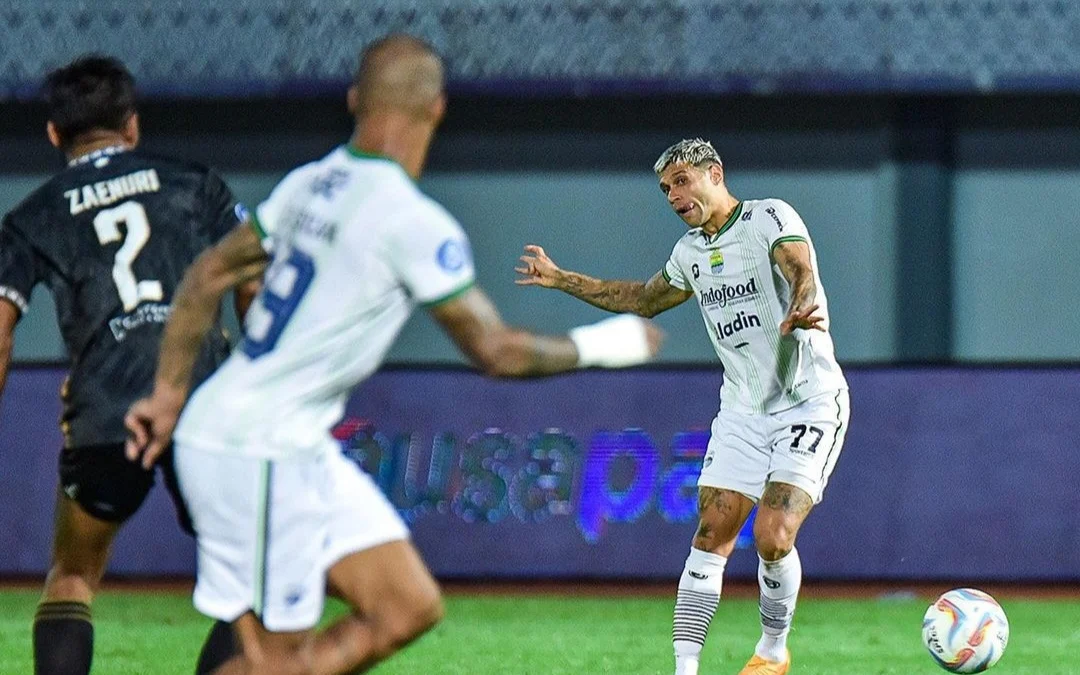 Potret Persib Bandung kontra Dewa United FC di Indomilk Arena, Tangerang.