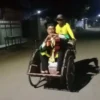 Terharu, Lulus Sarjana Dengan Predikat Cumlaude, Mahasiswa Ini Bangga Foto Naik Becak Bersama Ayahnya di Balai Desa