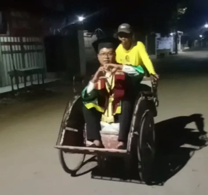 Terharu, Lulus Sarjana Dengan Predikat Cumlaude, Mahasiswa Ini Bangga Foto Naik Becak Bersama Ayahnya di Balai Desa