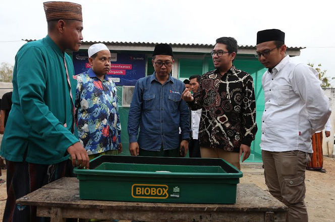 XL Axiata ajarkan pemanfaatan solusi IoT untuk budidaya maggot di Ponpes Miftahul Ulum Sekar Anyar, Pamekasan, Madura