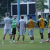 Pelatih Persib Bandung Bojan Hodak saat memimpin sesi latihan