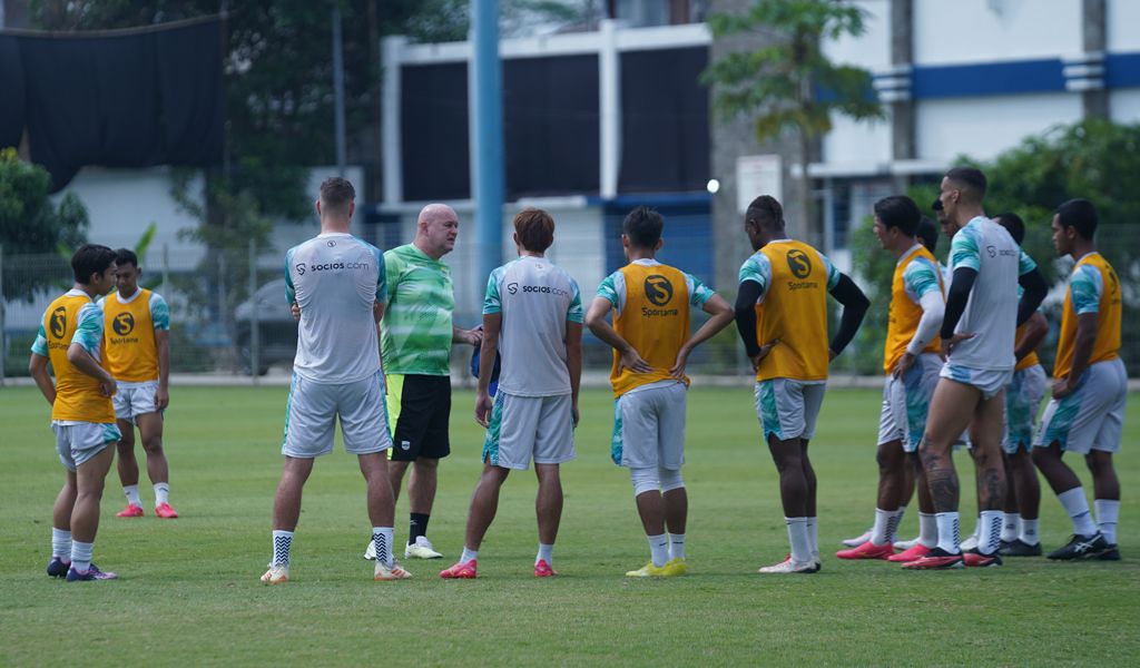 Pelatih Persib Bandung Bojan Hodak saat memimpin sesi latihan