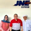 Sales Counter JNE Al – Bahjah Pusat Cirebon diresmikan secara langsung oleh Buya Yahya Pengasuh LPD Al – Bahjah, Dra. Hj. Eti Herawati., M.AP , Walikota Cirebon, dan M. Feriadi Soeprapto, Presiden Direktur JNE