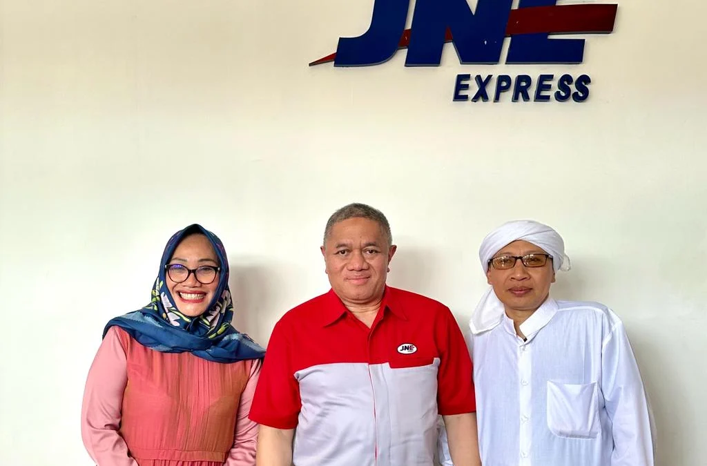 Sales Counter JNE Al – Bahjah Pusat Cirebon diresmikan secara langsung oleh Buya Yahya Pengasuh LPD Al – Bahjah, Dra. Hj. Eti Herawati., M.AP , Walikota Cirebon, dan M. Feriadi Soeprapto, Presiden Direktur JNE