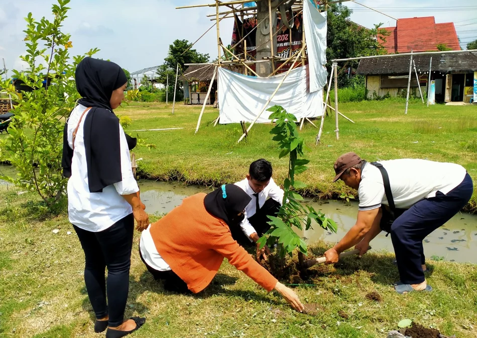 Anggota KPPS menanam pohon