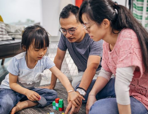 Bermain bersama anak bisa mengurangi mereka kecanduan gadget