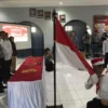 Cium bendera- tiga napi tindak pidana terorisme di Lapas Cirebon, menyatakan ikrar setia kembali terhadap NKRI