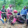 Petugas gabungan berhasil menemukan motor yang tertimbun longsor. Petugas masih melakukan pencarian korban. 