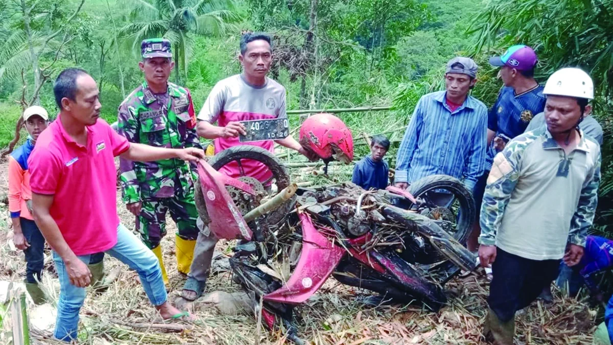 Petugas gabungan berhasil menemukan motor yang tertimbun longsor. Petugas masih melakukan pencarian korban. 