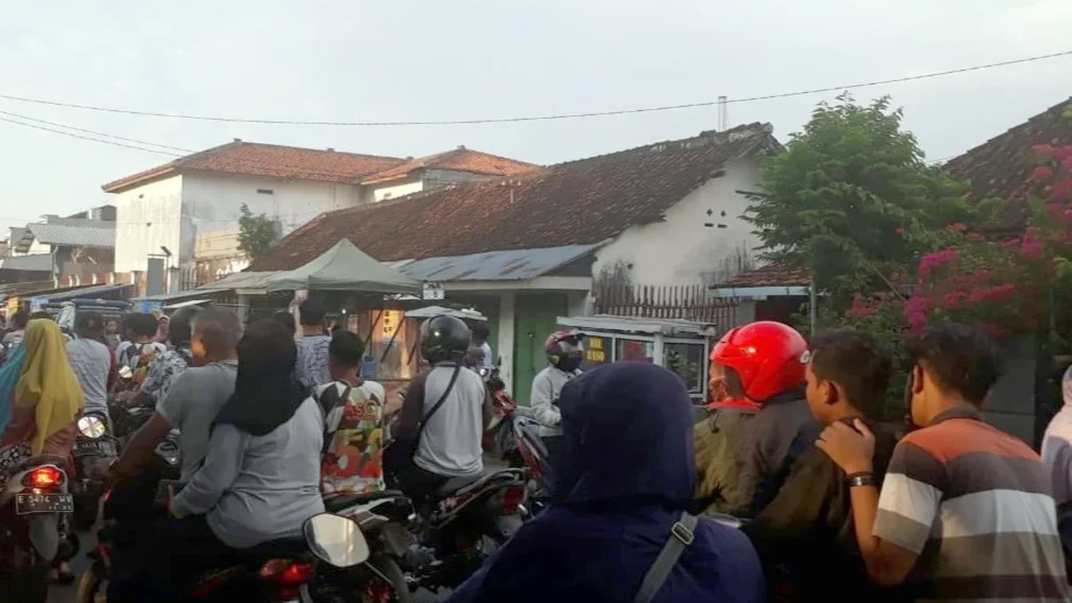 Ruas jalan Rajagaluh menuju terpantau kendaraan padat merayap dengan aktivitas warga ngabuburit di bulan Ramad