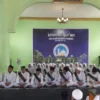 Siswa kelas XII SMA Al Azhar 5 mengikuti Khotmil Quran ke-27 di Masjid Sayyidin Panatagama.