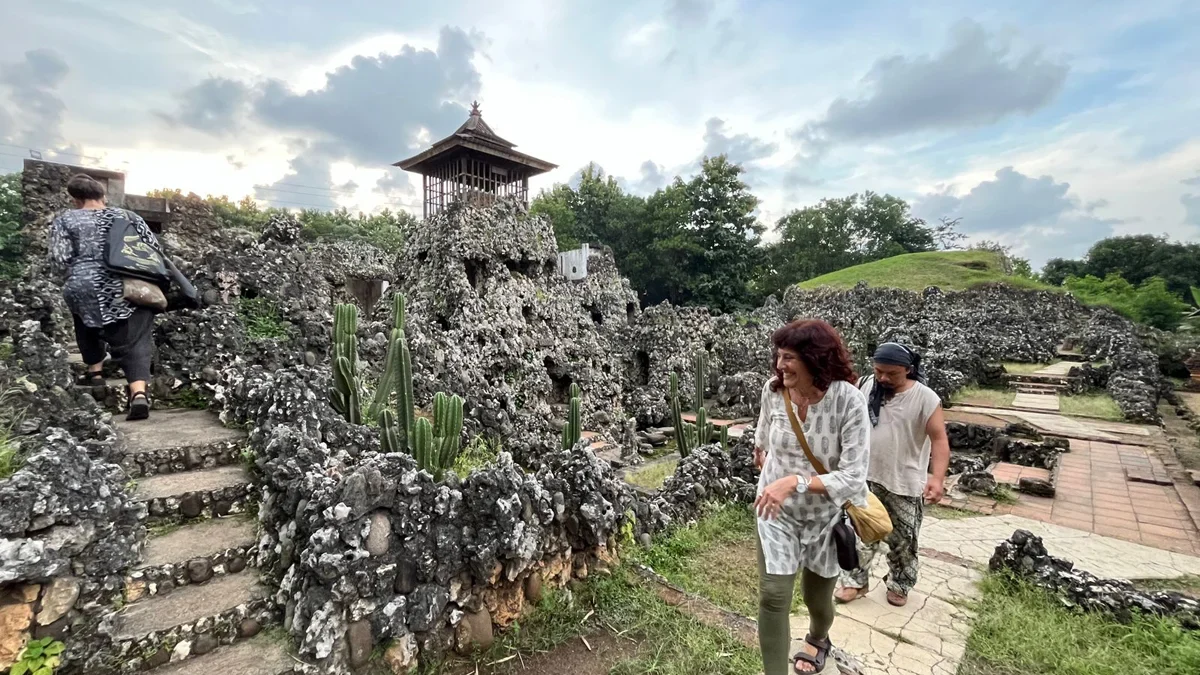 Objek Wisata Goa Sunyaragi Cirebon ramai pengunjung saat liburan Idul Fitri.