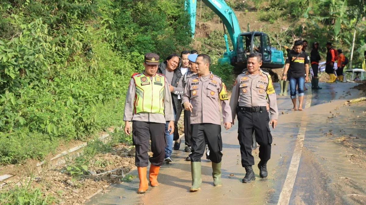 Kapolres Kuningan AKBP Willy Andrian meninjau langsung lokasi kejadian tanah longsor di Desa Cantilan, Kecamat