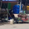 Penjual ikan di Pasar Gebang masih menunggu pembeli, kemarin. Pasca Idul Fitri, minat warga untuk membeli ikan