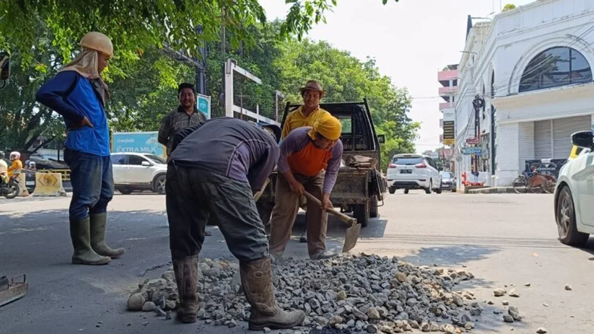 Jalan-jalan yang rusak di Kota Cirebon mulai dikebut ditambal demi menyamanan para pemudik.