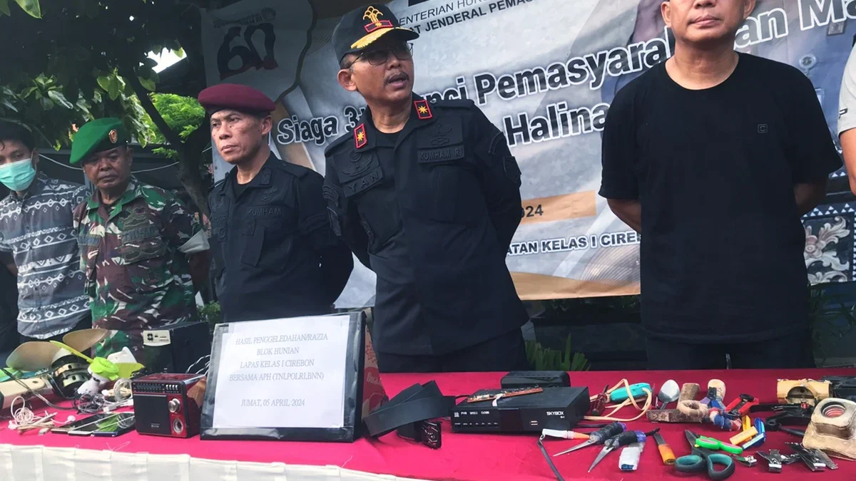 Lapas kelas I Cirebon menggelar Razia.Seluruh blok tahanan digeledah oleh petugas pengamanan Lapas, bersama Ba