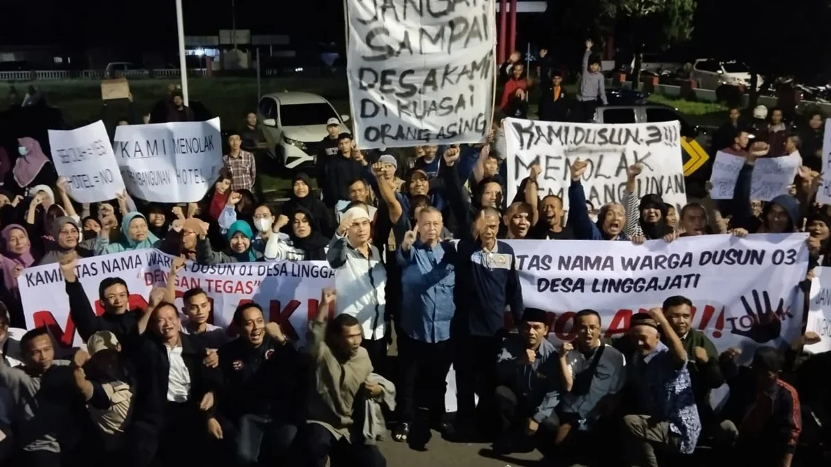 Ratusan warga Desa Linggarjati, Kecamatan Cilimus, Kabupaten Kuningan, unjuk rasa menolak pembangunan hotel.