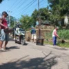 Warga Desa Jatipancur Kecamatan Greged melakukan penambalan jalan yang rusak dengan cara swadaya.