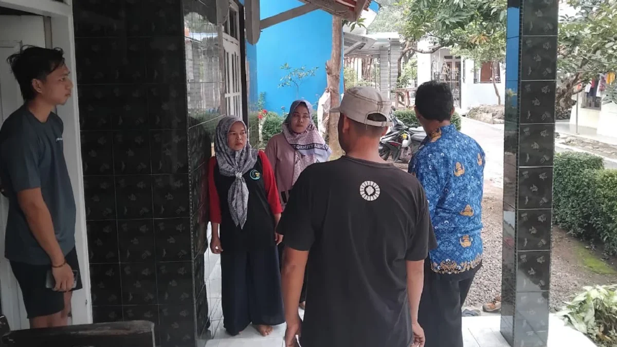 Tim dari Puskesmas dan aparat desa di Kecamatan Astanajapura melakukan kegiatan pemantauan sarang nyamuk ke ru