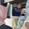 Pemudik mendatangi gerai penukaran uang baru milik Bank Indonesia Cirebon di Rest Area 207 Tol Palikanci.