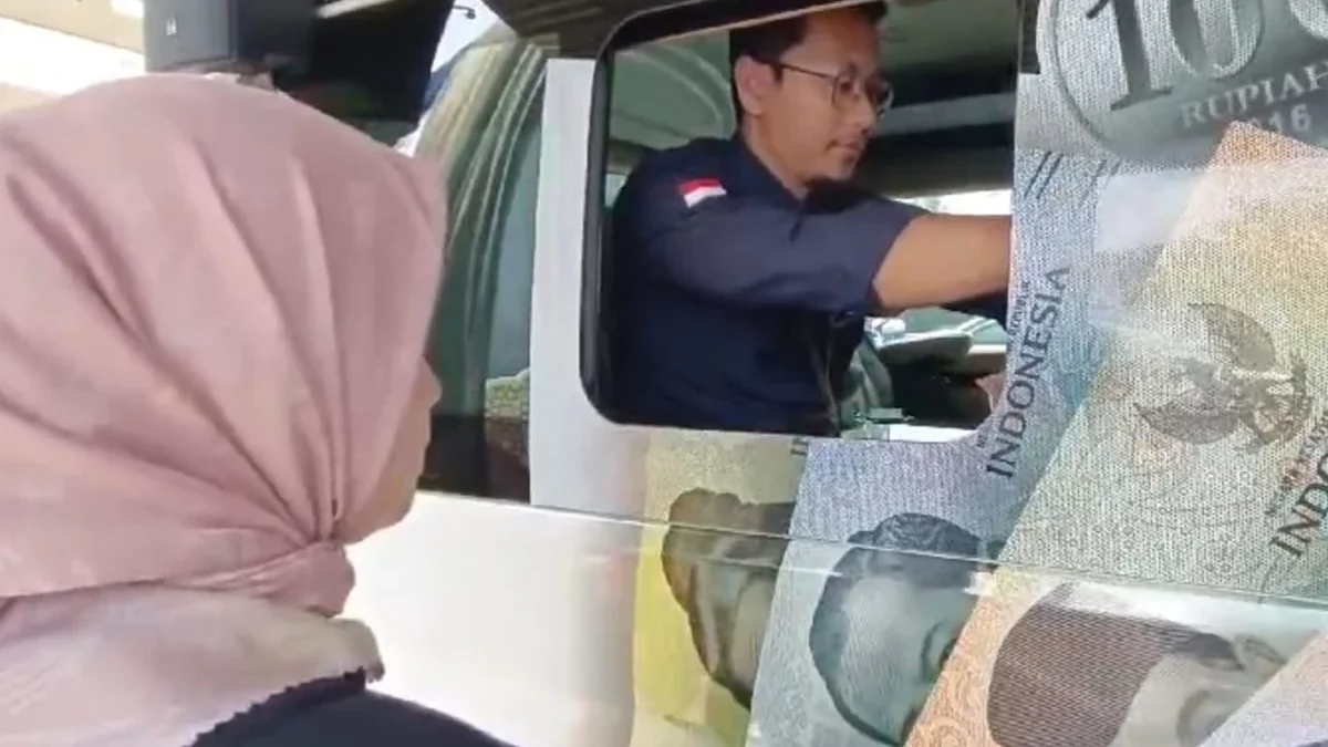 Pemudik mendatangi gerai penukaran uang baru milik Bank Indonesia Cirebon di Rest Area 207 Tol Palikanci.