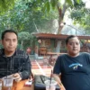 Anggota DPRD Yoga Setiawan (kiri) bersama koleganya Anton Maulana membahas soal study tour sekolah yang dinila