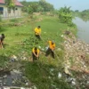 Anggota Polsek Gegesik dan masyarakat membersihkan sampah dan eceng gondok di Sungai Sigodong.