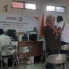 Masyarakat Kabupaten Indramayu sedang mendaftarkan diri sebagai anggota Panwascam di kantor Bawaslu Kabupaten