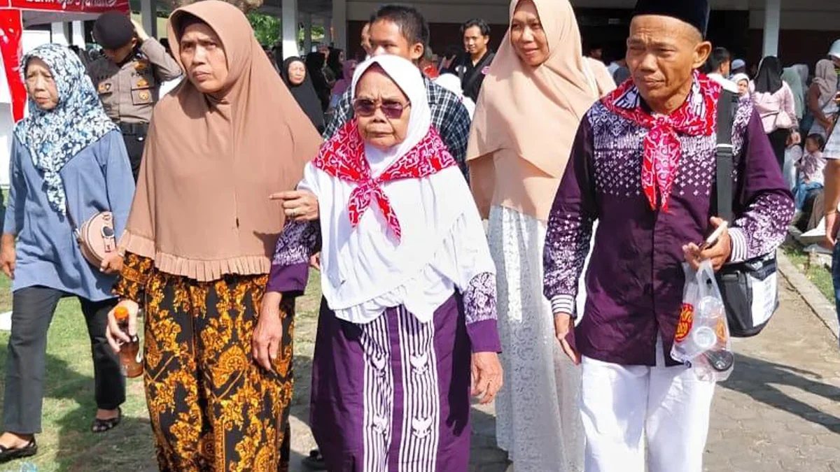 Calon jamaah haji Kota Cirebon berangkat ke Tanah Suci. Pelepasannya dilakukan pada Jumat sore 24 Mei 2024.