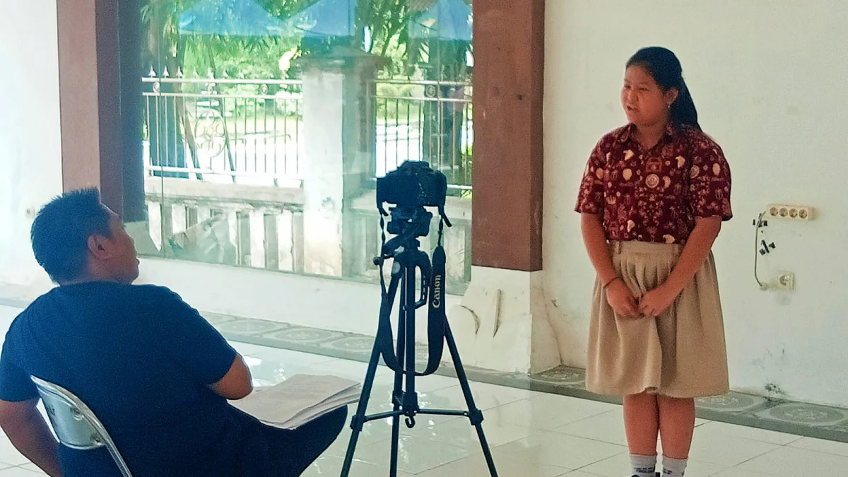 Salah seorang siswi SD saat mengikuti proses casting untuk film \"Senyum Merah Putih\" di kantor Disbudpar Kota